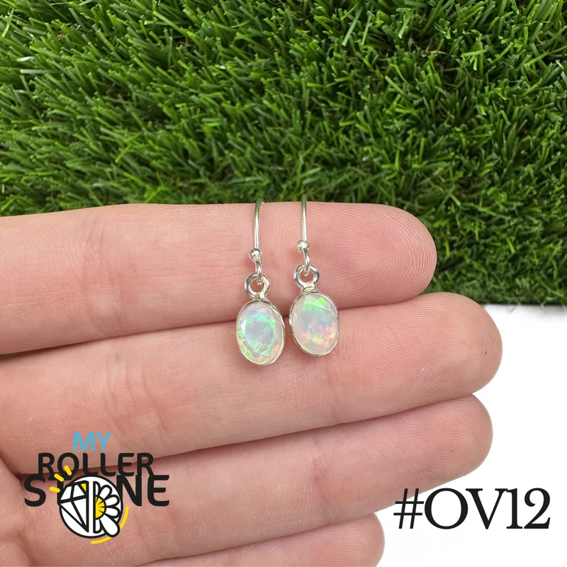 Ovale Ohrringe aus äthiopischem Opal, 9 x 7 mm, aus 925er Silber