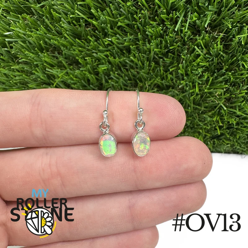 Ovale Ohrringe aus äthiopischem Opal, 9 x 7 mm, aus 925er Silber