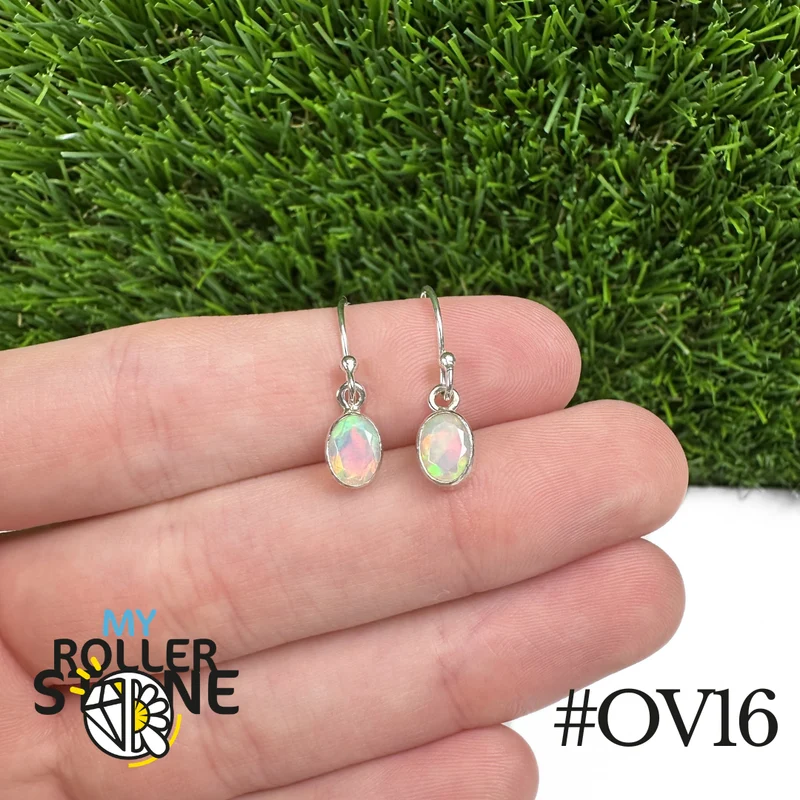 Ovale Ohrringe aus äthiopischem Opal, 9 x 7 mm, aus 925er Silber