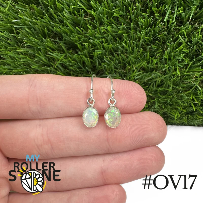 Ovale Ohrringe aus äthiopischem Opal, 9 x 7 mm, aus 925er Silber