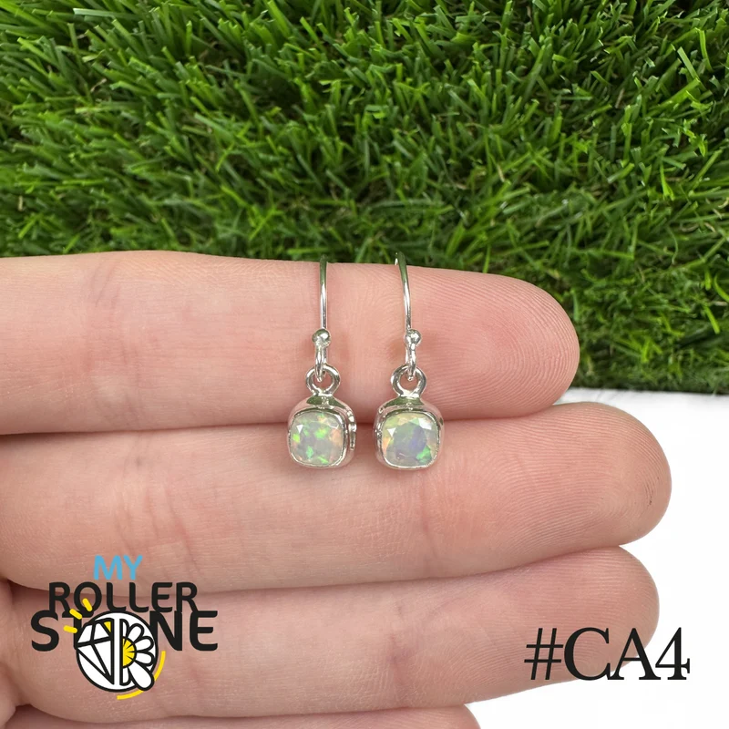 Ohrstecker mit äthiopischem Opal (7x7 mm) in 925er Sterlingsilber