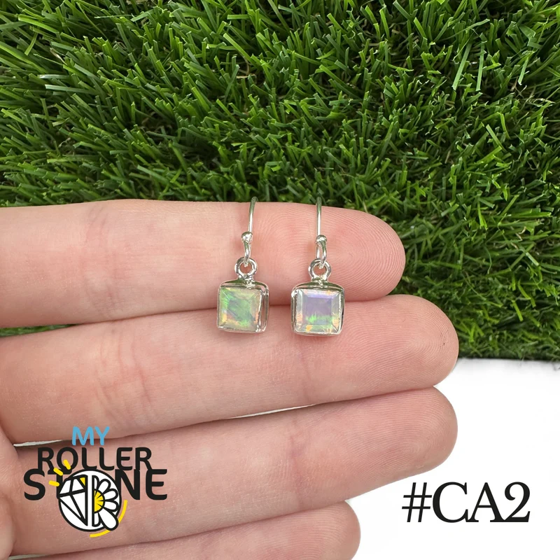 Ohrstecker mit äthiopischem Opal (8x8 mm) in 925er Sterlingsilber