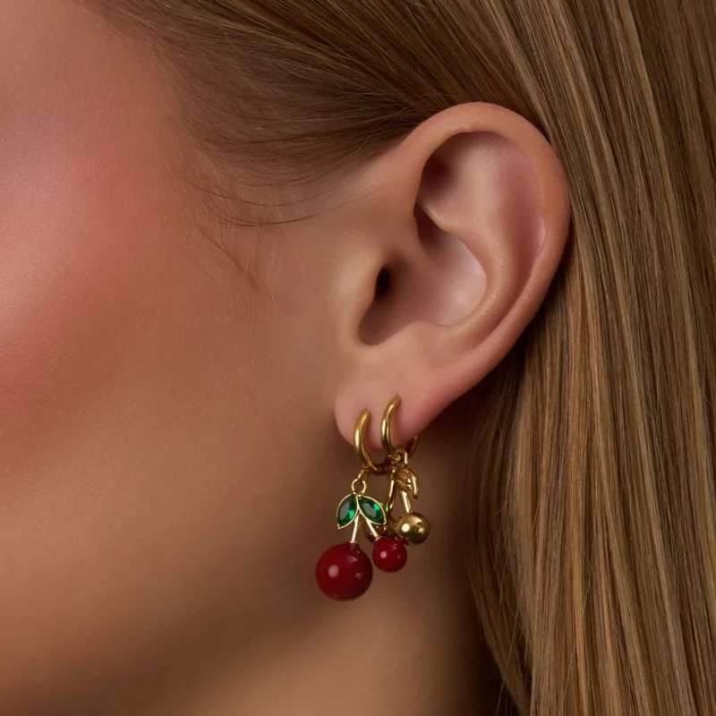 Cherry Huggie Ohrringe 14K Vergoldet