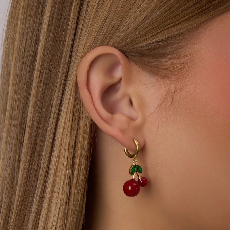 Cherry Huggie Ohrringe 14K Vergoldet
