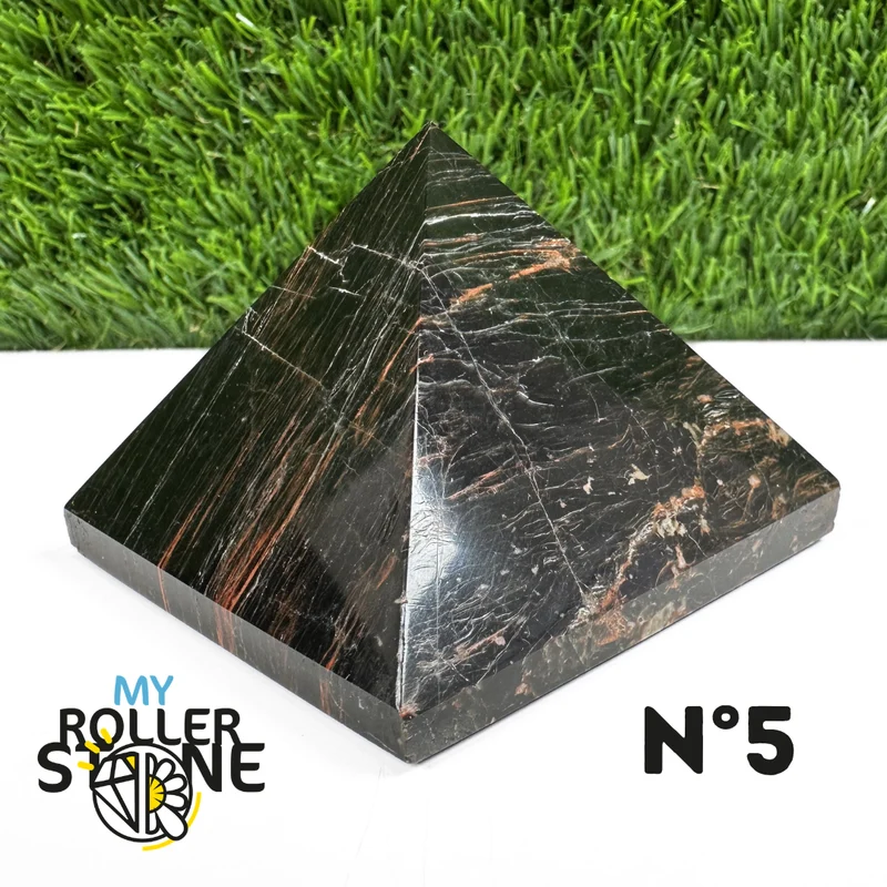 Pyramide aus schwarzem Turmalin aus Brasilien