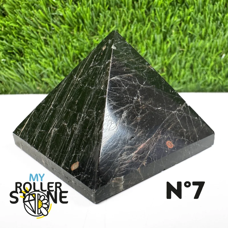 Pyramide aus schwarzem Turmalin aus Brasilien