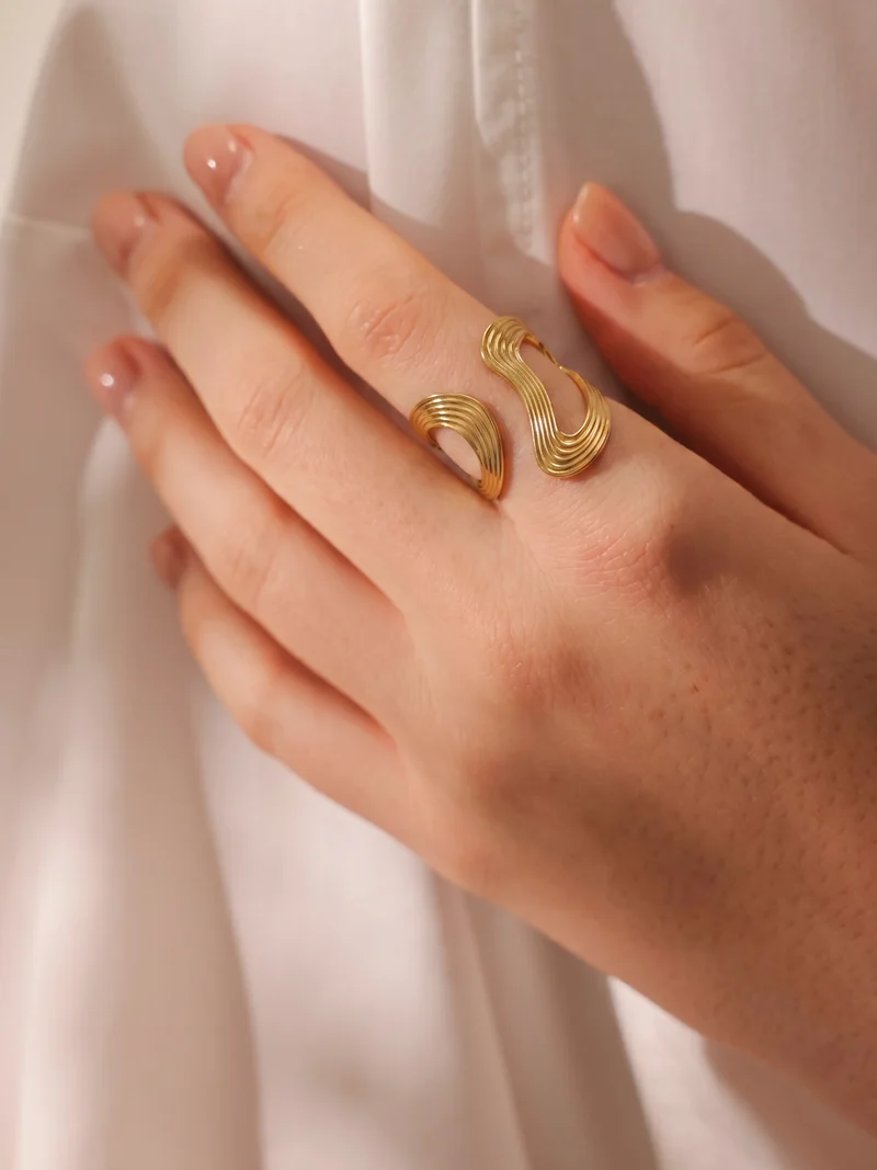 Graceful Curve Ring