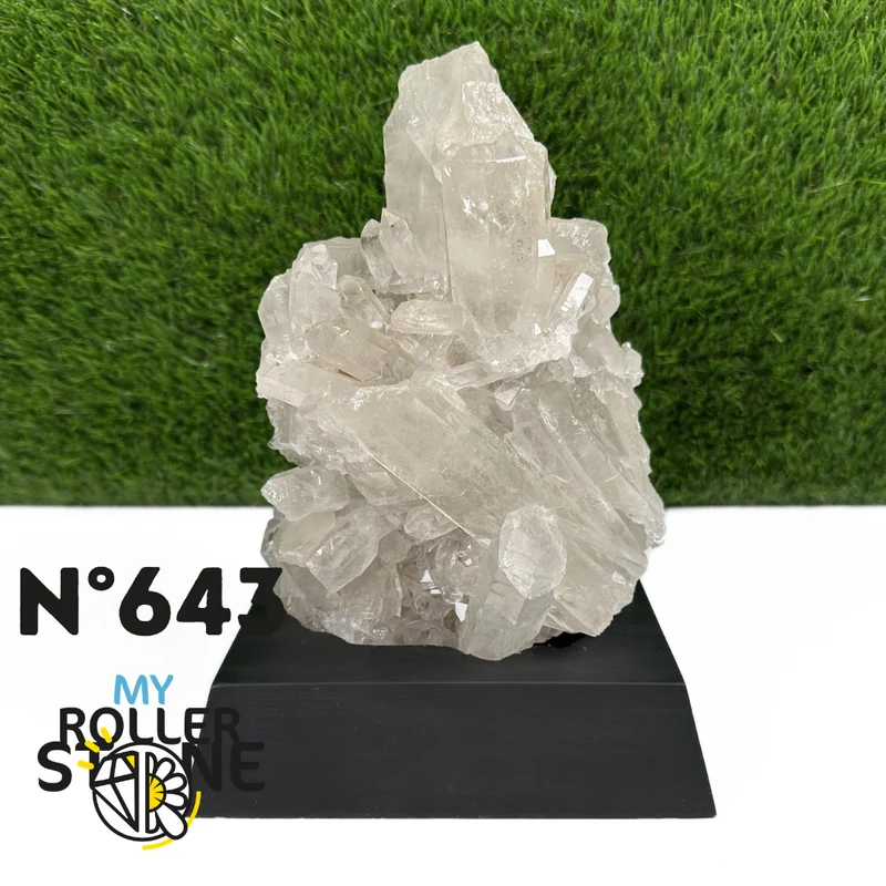 Bergkristallcluster auf schwarzem Sockel #643