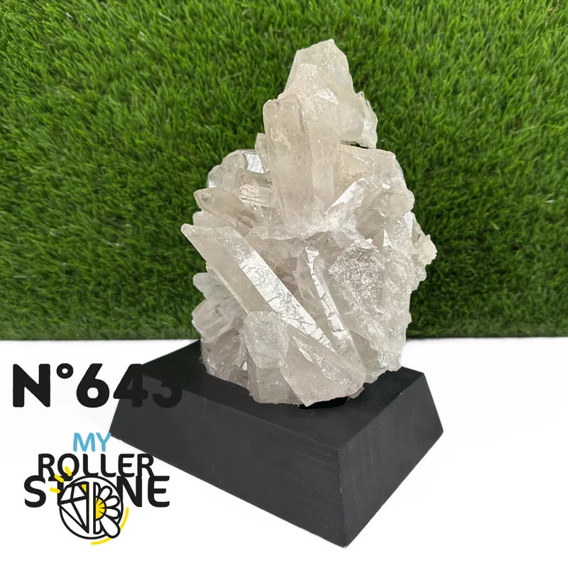 Bergkristallcluster auf schwarzem Sockel #643