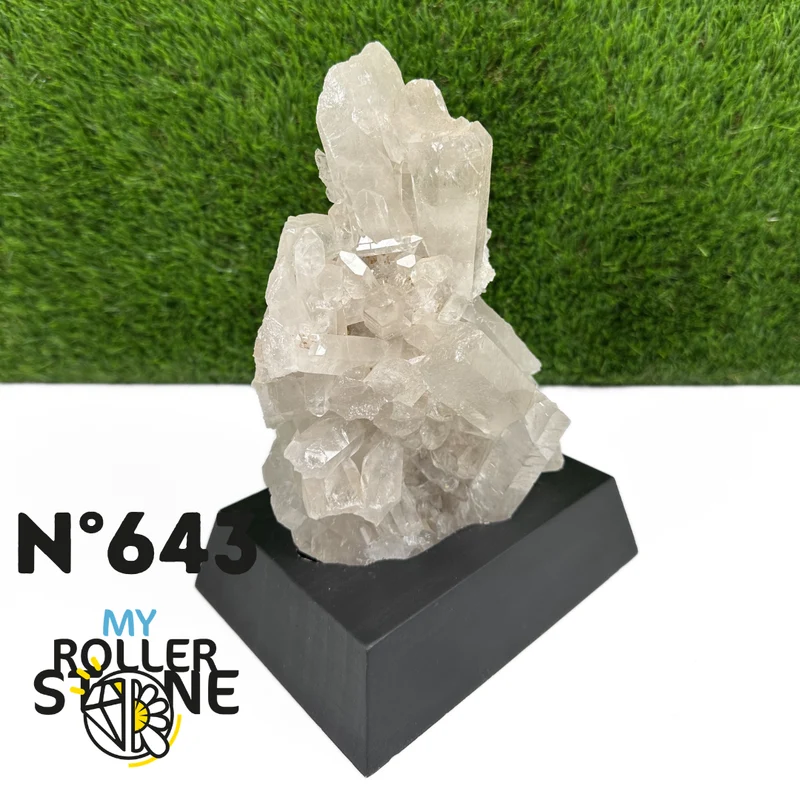 Bergkristallcluster auf schwarzem Sockel #643