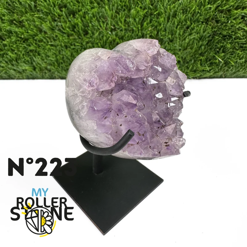 Amethyst-Herzgeode auf Metallständer Nr. 223