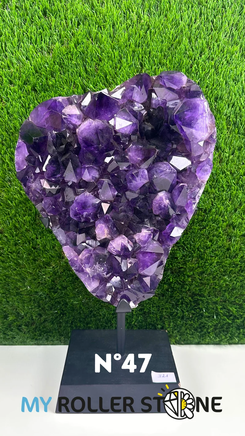 Amethyst-Geode auf Holzsockel Nr. 47