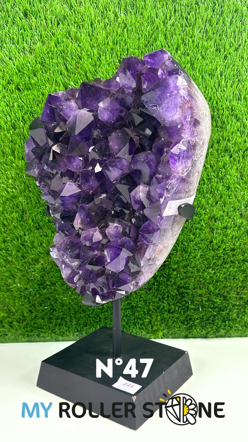 Amethyst-Geode auf Holzsockel Nr. 47
