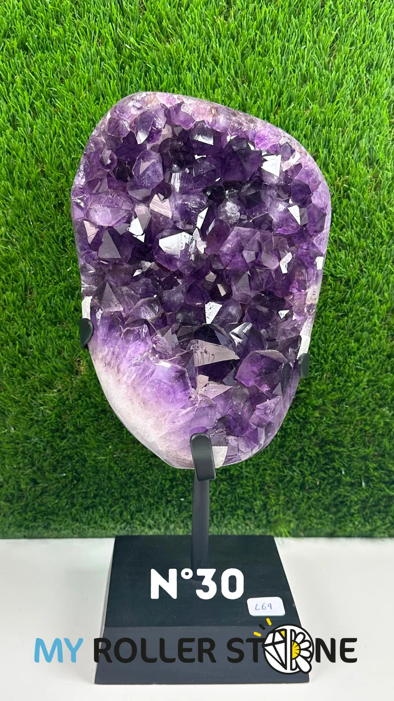 Amethyst-Geode auf Holzsockel Nr. 30