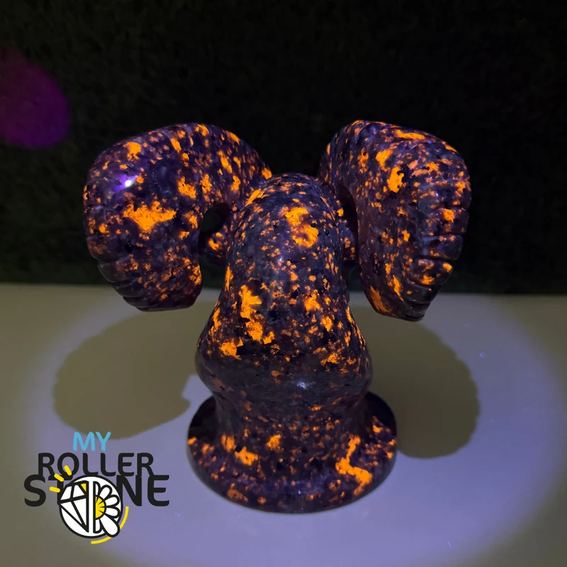 Yooperlite-Skulptur in Form einer Ziege