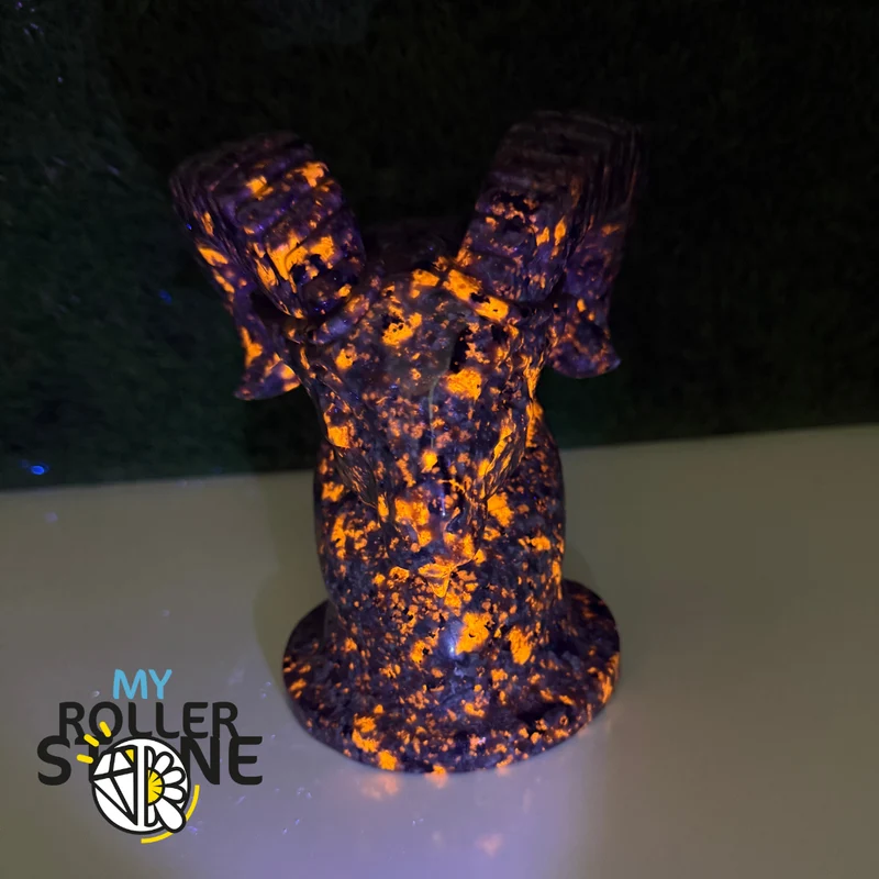 Yooperlite-Skulptur in Form einer Ziege