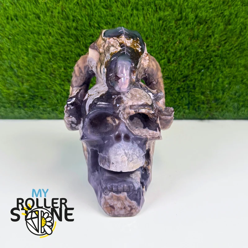 Vulkanische Achat-Skulptur in Form eines Totenkopfes und Ziegenhorns