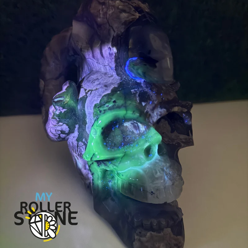 Vulkanische Achat-Skulptur in Form eines Totenkopfes und Ziegenhorns