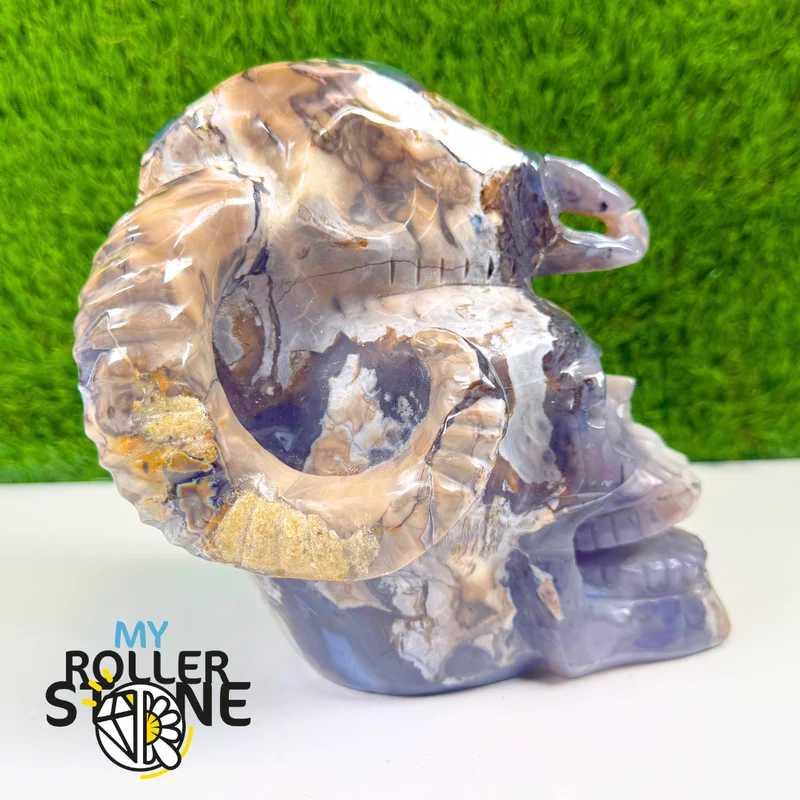 Vulkanische Achat-Skulptur in Form eines Totenkopfes und Ziegenhorns