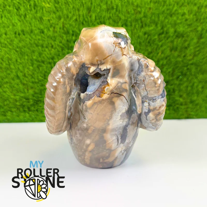 Vulkanische Achat-Skulptur in Form eines Totenkopfes und Ziegenhorns