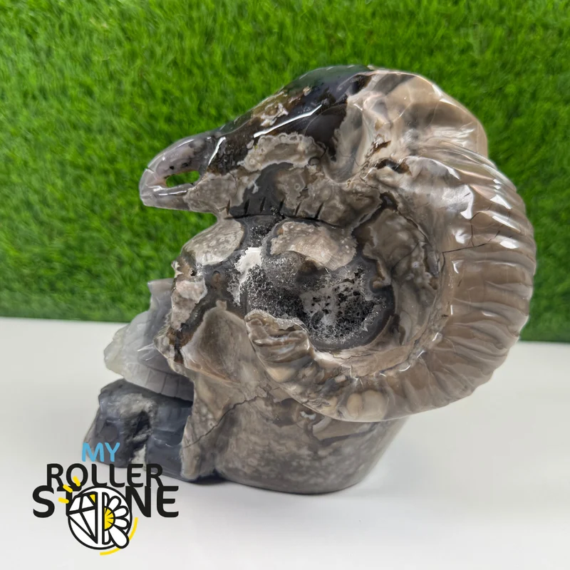 Vulkanische Achat-Skulptur in Form eines Totenkopfes und Ziegenhorns