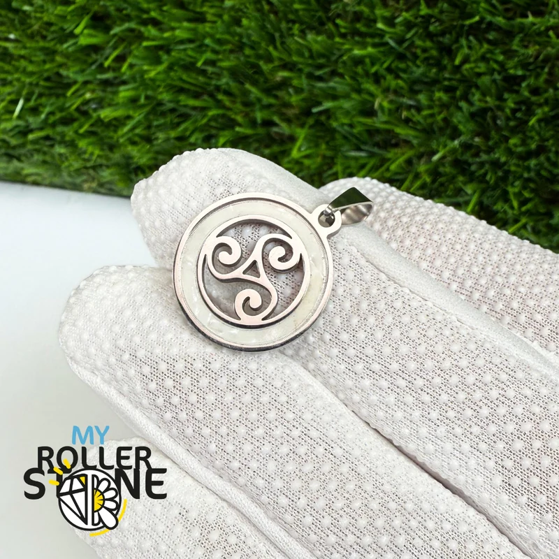 Runder Triskelion-Anhänger aus Perlmutt und silberfarbenem Edelstahl