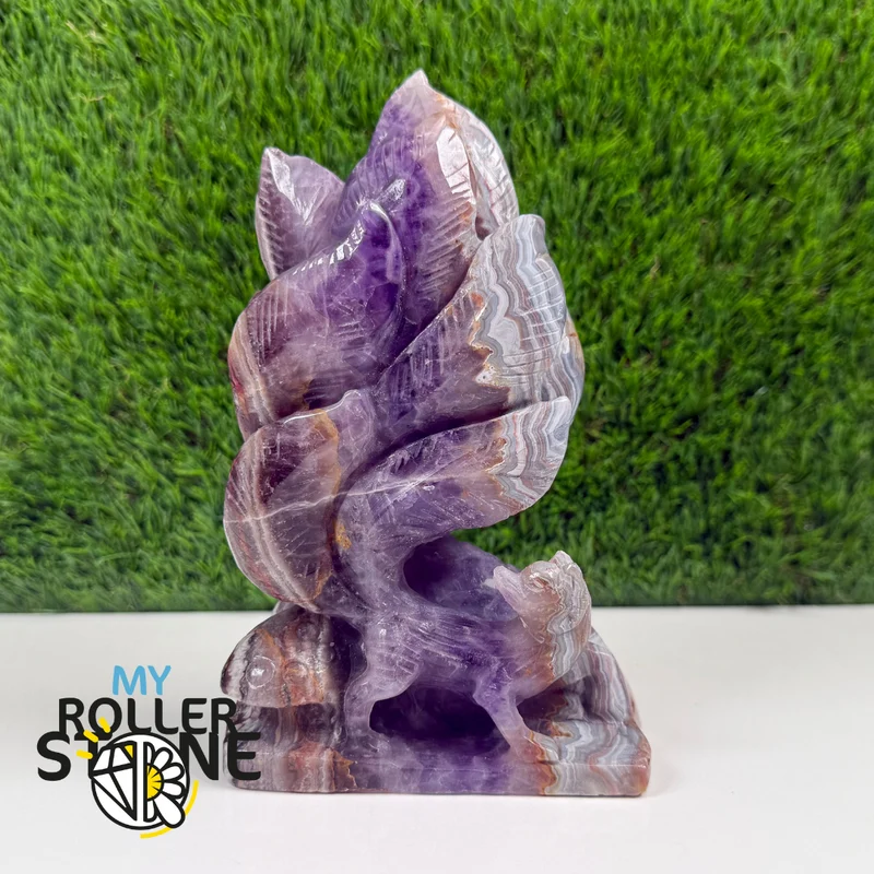 Fuchsförmige Skulptur aus achatisiertem Amethyst