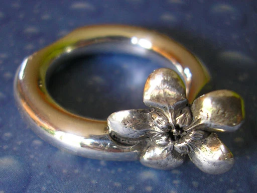 Runder Ring mit Jasminblüte