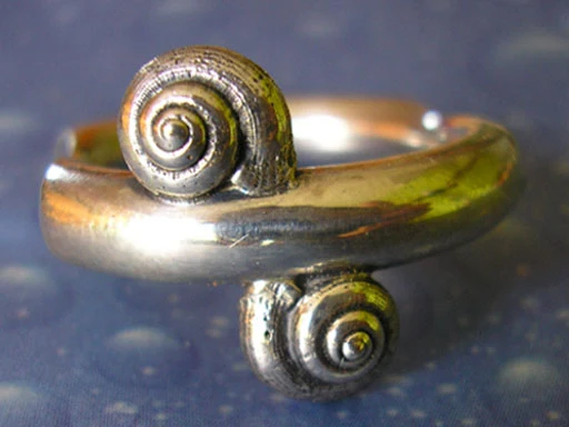 Runder Ring längsgestreifte Knopfschnecken