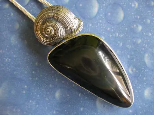 Runde Sonnenuhr Schnecke mit Regenbogenobsidian Anhänger