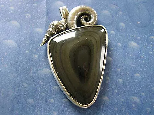 Regenbogenobsidian mit Posthorn Schnecke Anhänger