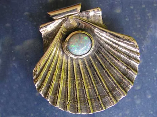 Pilgermuschel flach mit Opal Anhänger Design