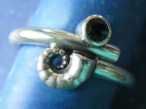 Posthörnchen mit Turmalin Ring