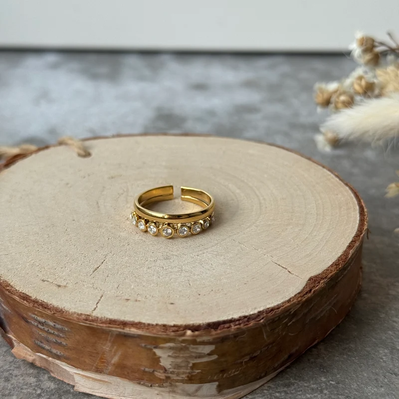 Diamond Row Ring | Gold