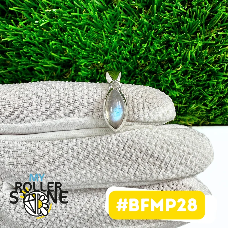 Anhänger aus blauem Feuermondstein in 925er Sterlingsilber (BFMP28)
