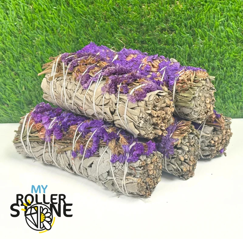 Bündel aus weißem Salbei und violettem Sinuata