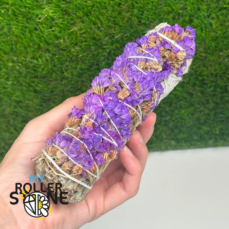 Bündel aus weißem Salbei und violettem Sinuata