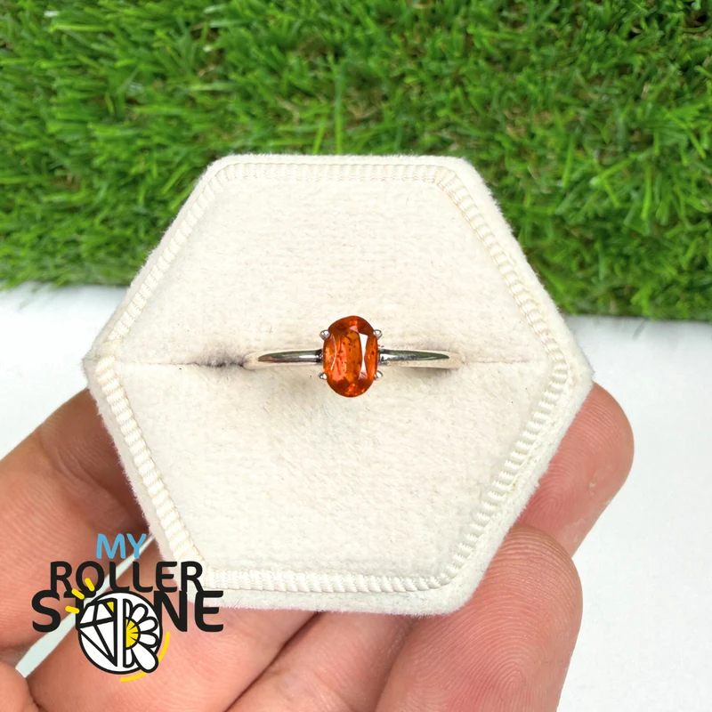 Ovaler Solitärring mit orangefarbenem Granat (4 Größen)