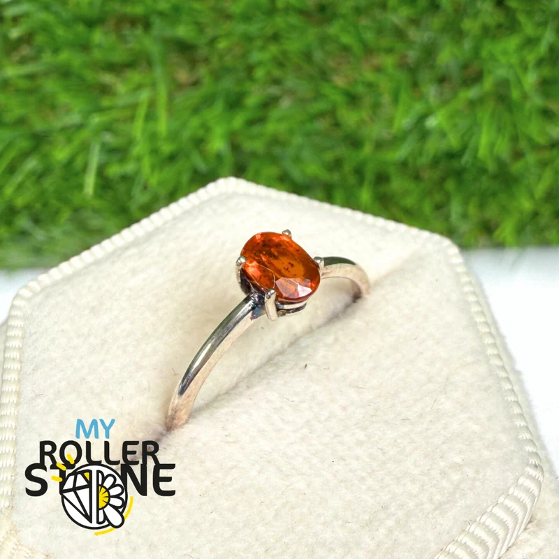 Ovaler Solitärring mit orangefarbenem Granat (4 Größen)