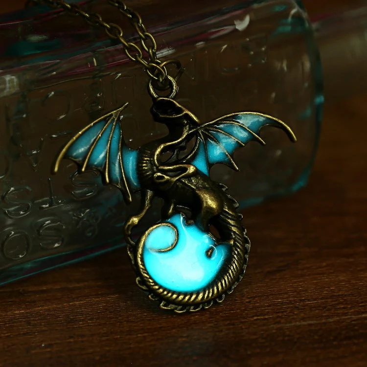 Glänzende Vintage Halskette mit fliegendem Drachen