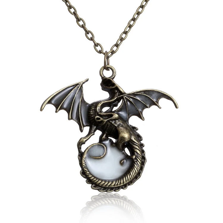 Glänzende Vintage Halskette mit fliegendem Drachen