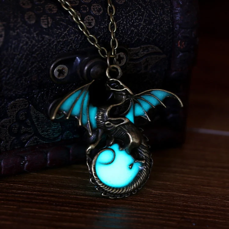 Glänzende Vintage Halskette mit fliegendem Drachen