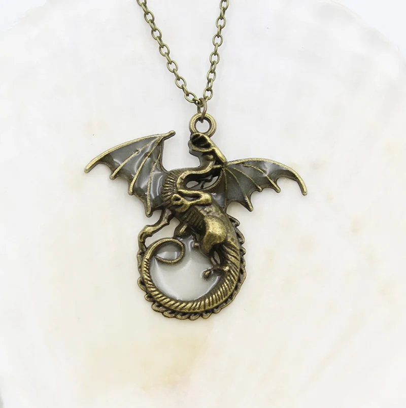 Glänzende Vintage Halskette mit fliegendem Drachen