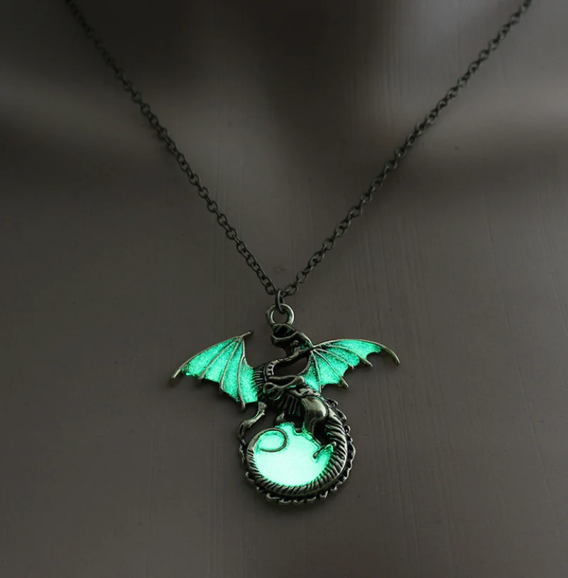 Glänzende Vintage Halskette mit fliegendem Drachen