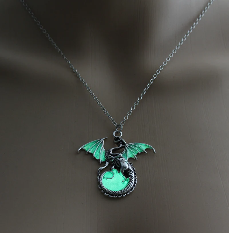 Glänzende Vintage Halskette mit fliegendem Drachen