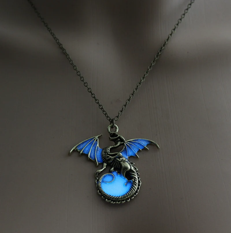 Glänzende Vintage Halskette mit fliegendem Drachen