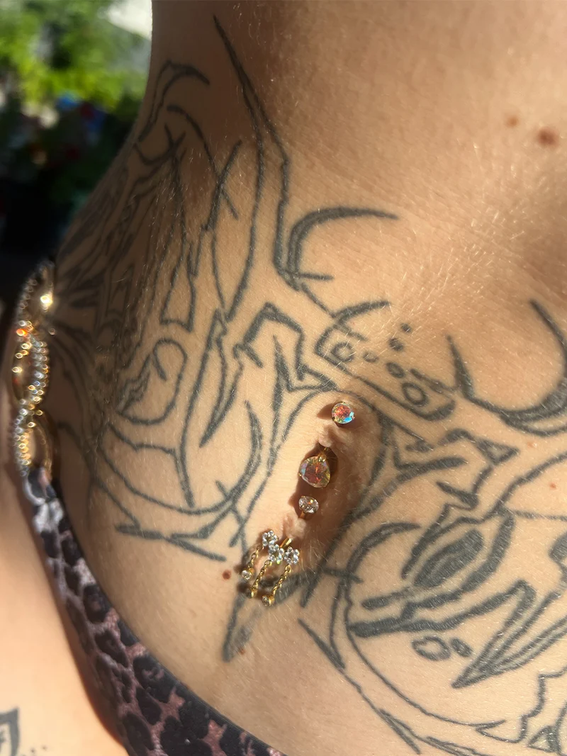 Blooming Glow Titan Bauchnabelpiercing