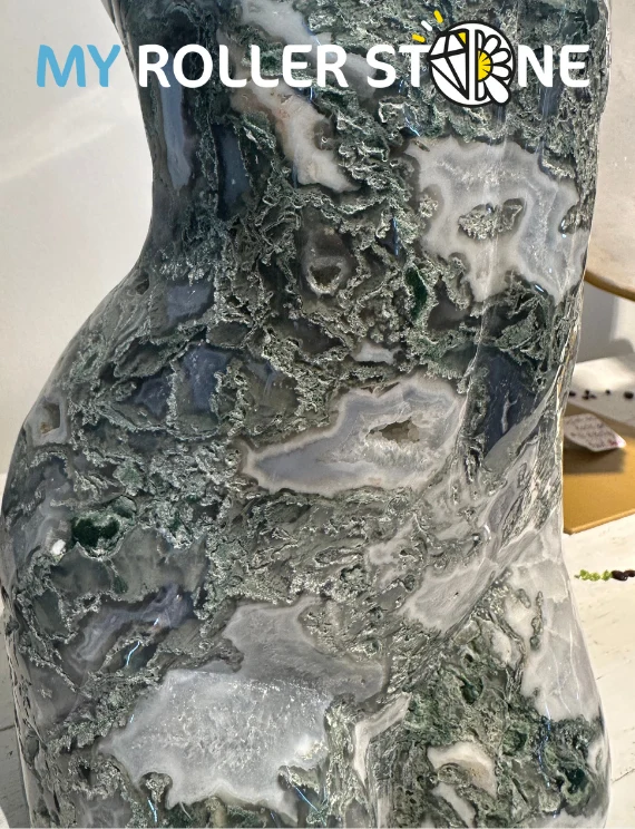 Große weibliche Büstenskulptur aus Stein