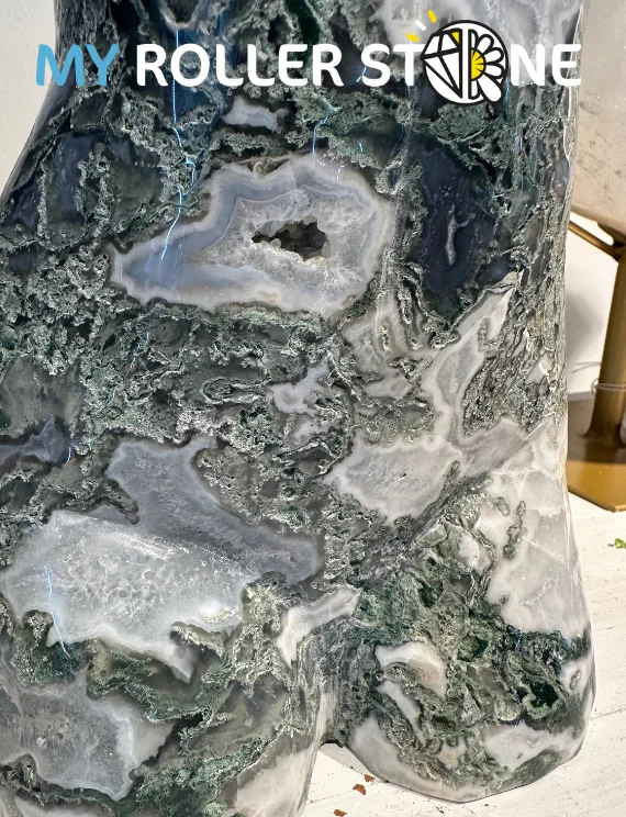 Große weibliche Büstenskulptur aus Stein