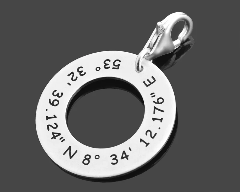 ANHÄNGER MIT GRAVUR, SILBER CHARM MIT NAMEN, KOORDINATEN SCHMUCK